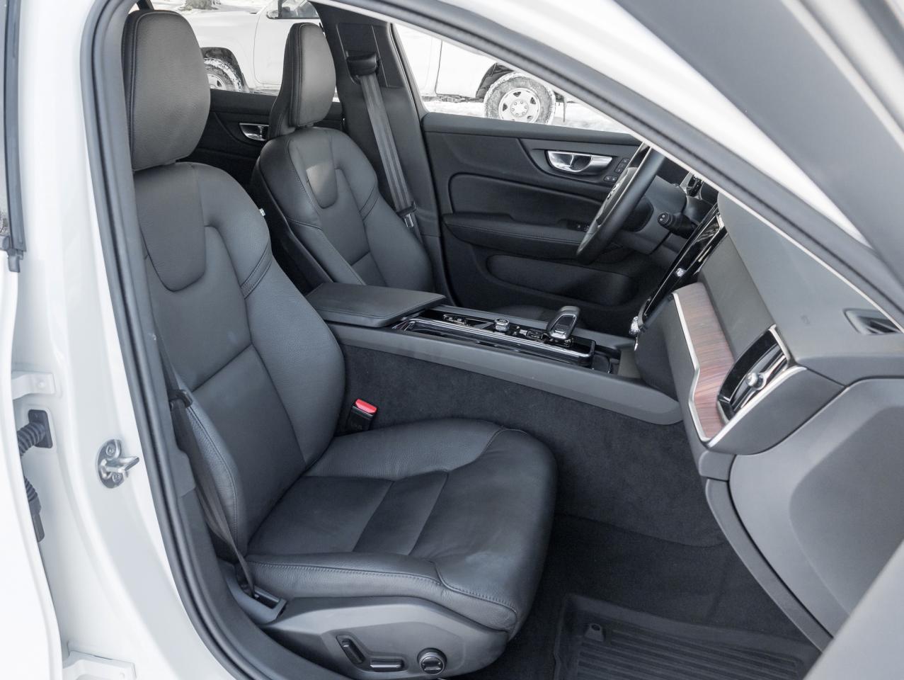 2025 Volvo V60 Cross Country B5 AWD PLUS  ISD 5th Aug 2025  CPO RATE FROM 3.49% Photo