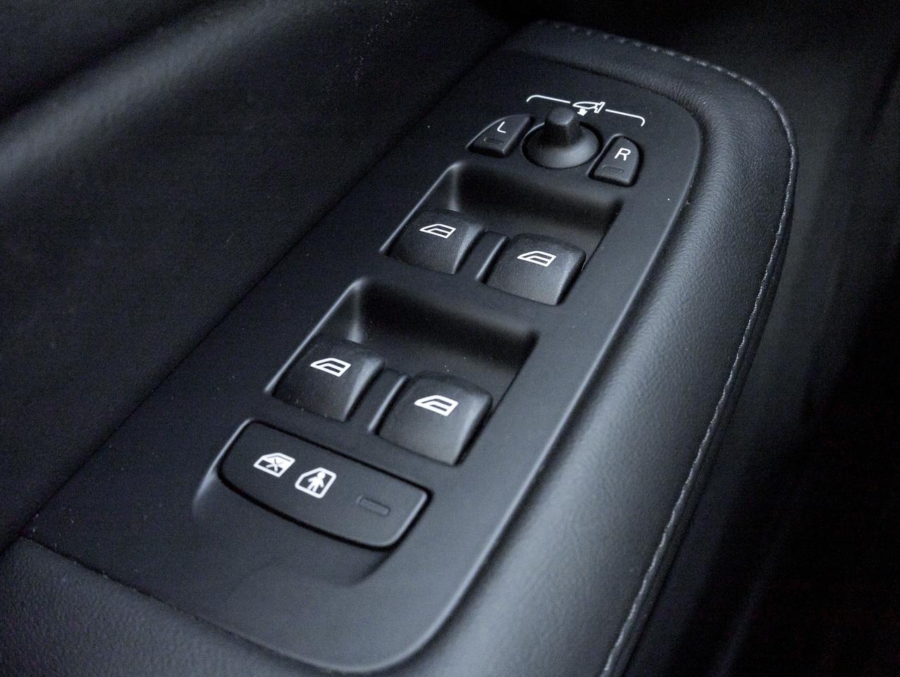 2025 Volvo V60 Cross Country B5 AWD PLUS  ISD 5th Aug 2025  CPO RATE FROM 3.49% Photo