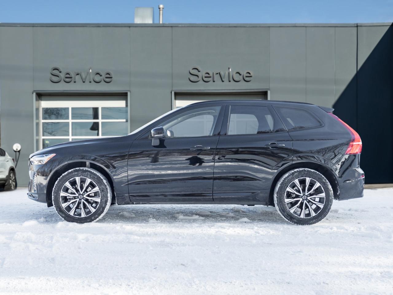 2025 Volvo XC60 B5 AWD Core Dark Theme 19" ALLOY WHEELS  VOLVO CPO Photo2