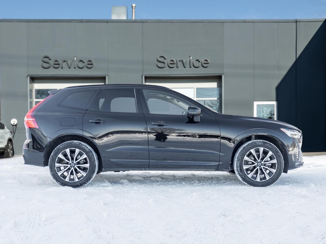 2025 Volvo XC60 B5 AWD Core Dark Theme 19" ALLOY WHEELS  VOLVO CPO Photo4