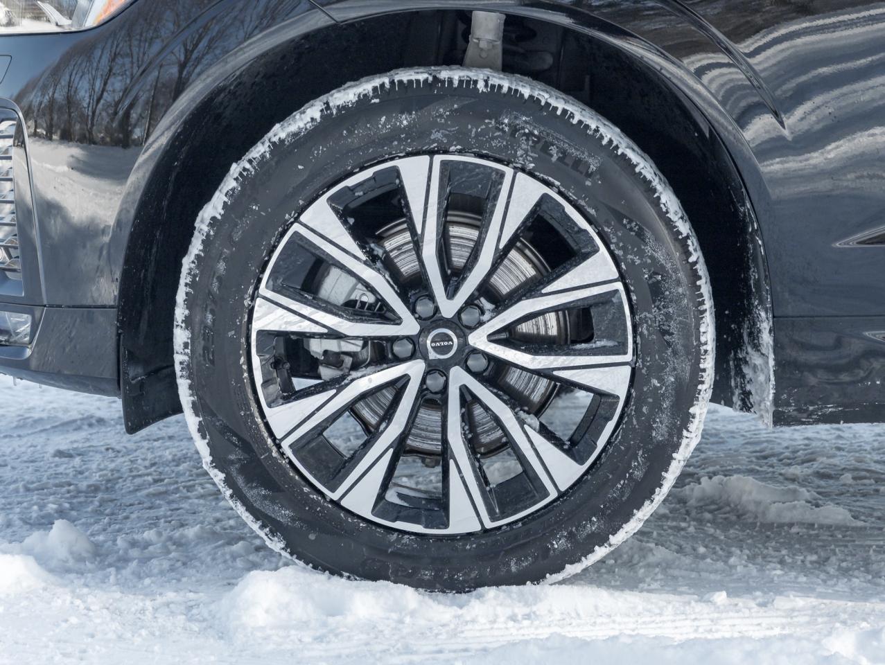 2025 Volvo XC60 B5 AWD Core Dark Theme 19" ALLOY WHEELS  VOLVO CPO Photo3