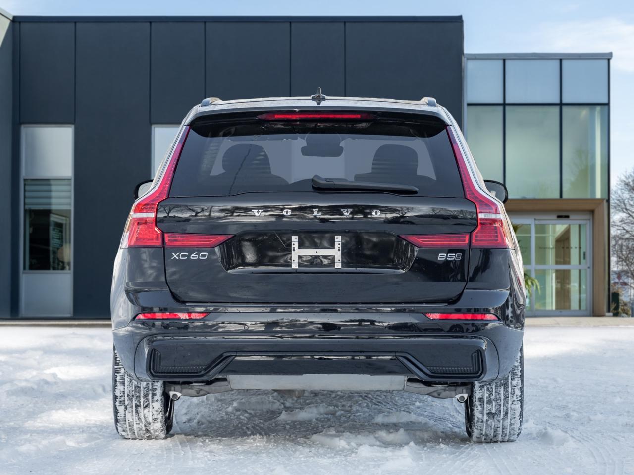 2025 Volvo XC60 B5 AWD Core Dark Theme 19" ALLOY WHEELS  VOLVO CPO Photo