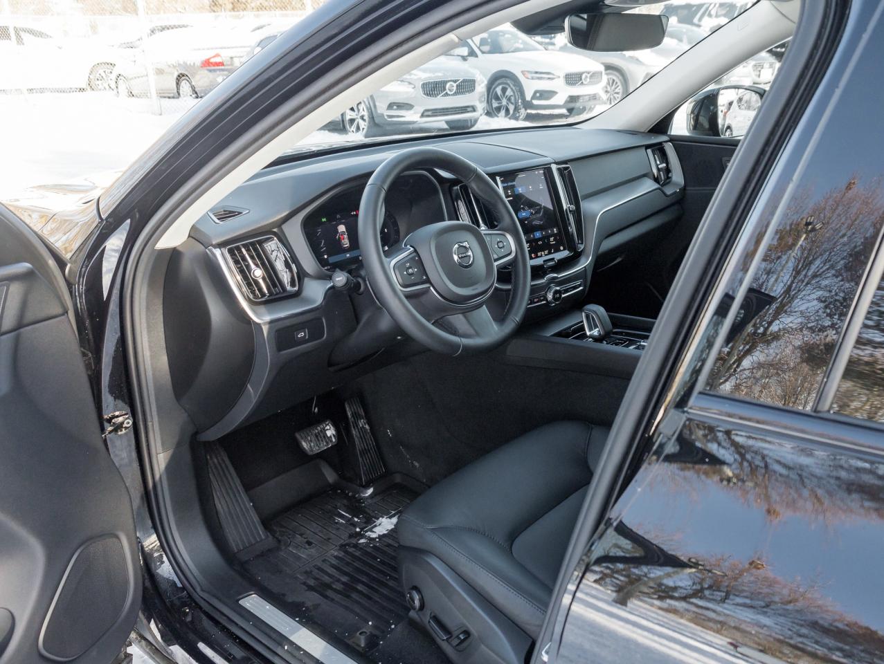 2025 Volvo XC60 B5 AWD Core Dark Theme 19" ALLOY WHEELS  VOLVO CPO Photo