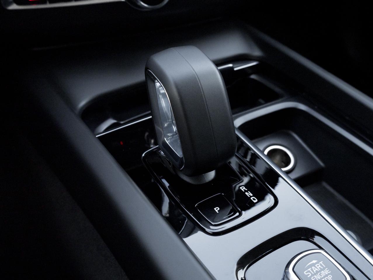 2025 Volvo XC60 B5 AWD Core Dark Theme 19" ALLOY WHEELS  VOLVO CPO Photo