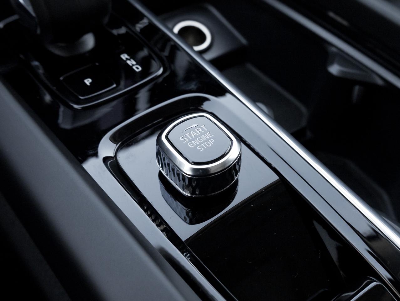 2025 Volvo XC60 B5 AWD Core Dark Theme 19" ALLOY WHEELS  VOLVO CPO Photo