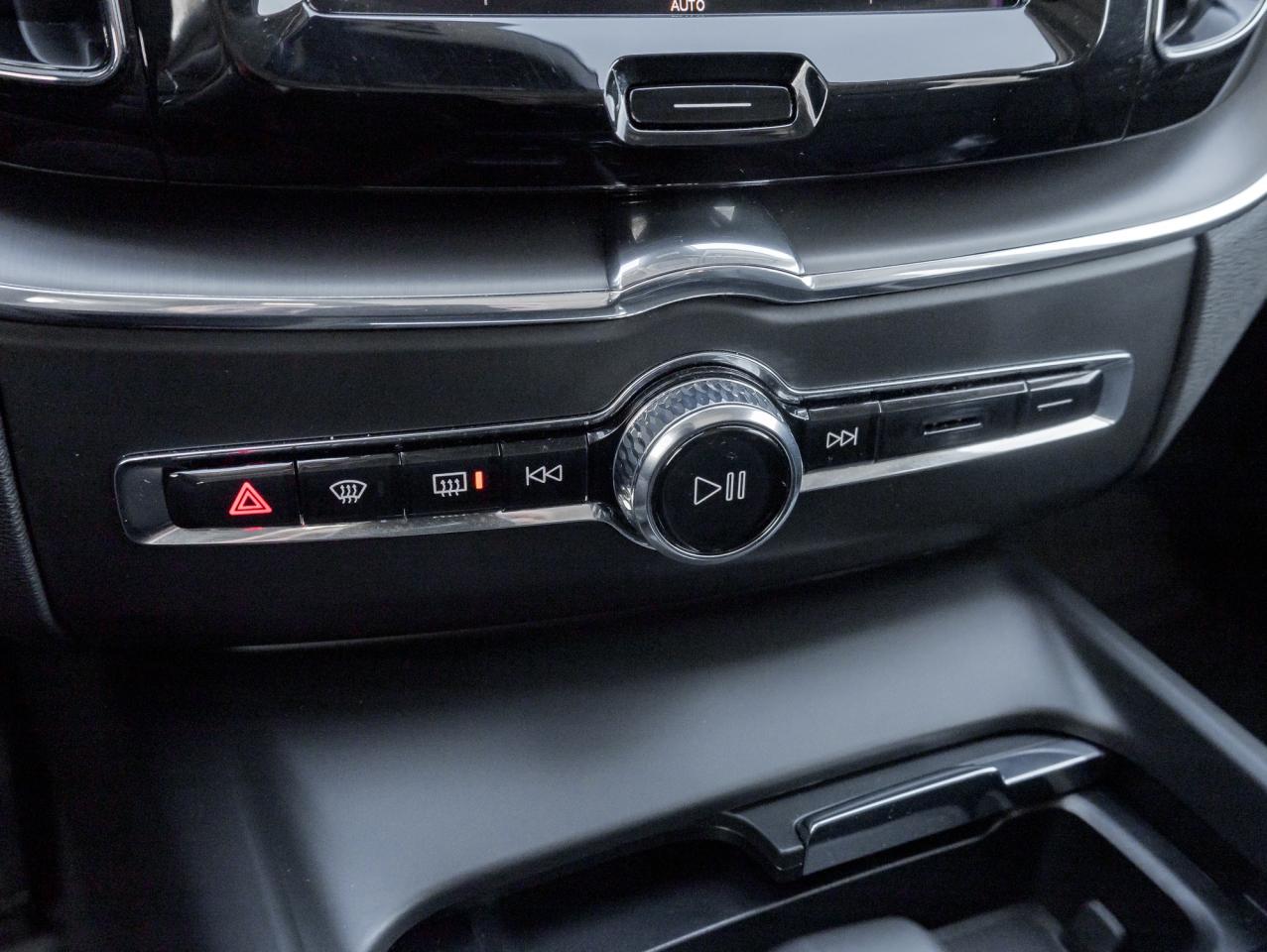 2025 Volvo XC60 B5 AWD Core Dark Theme 19" ALLOY WHEELS  VOLVO CPO Photo