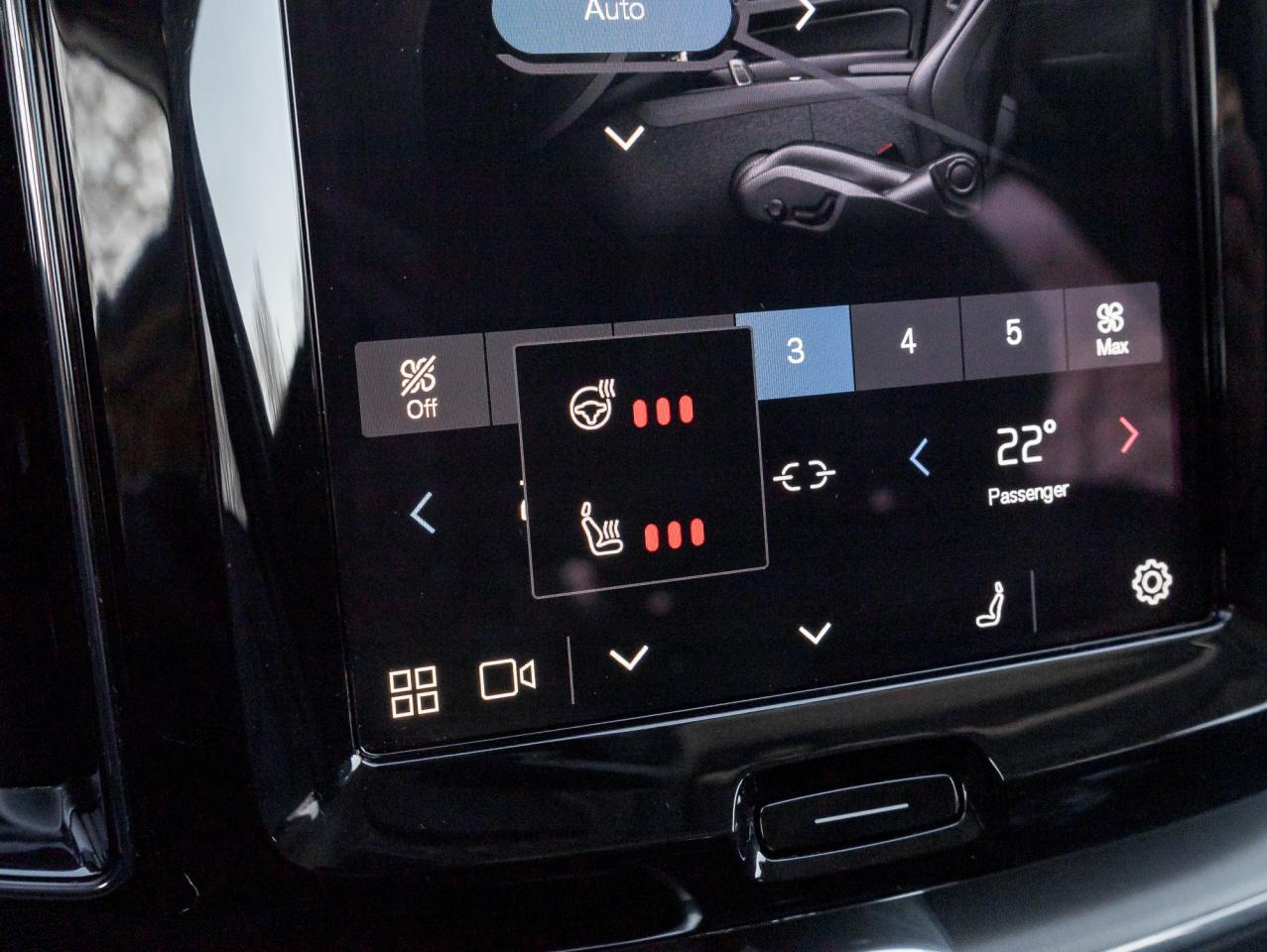 2025 Volvo XC60 B5 AWD Core Dark Theme 19" ALLOY WHEELS  VOLVO CPO Photo