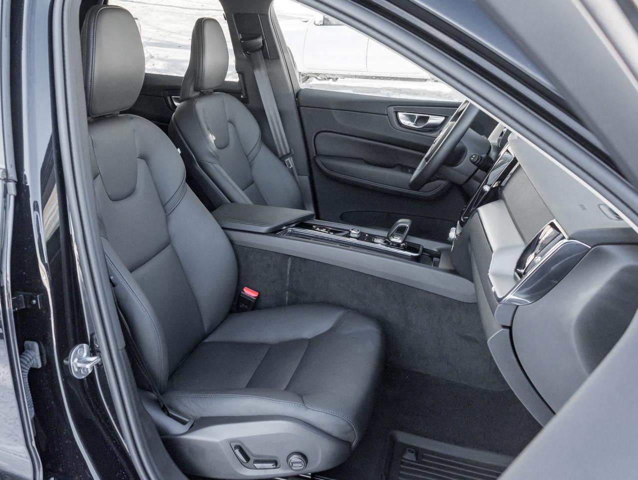 2025 Volvo XC60 B5 AWD Core Dark Theme 19" ALLOY WHEELS  VOLVO CPO Photo