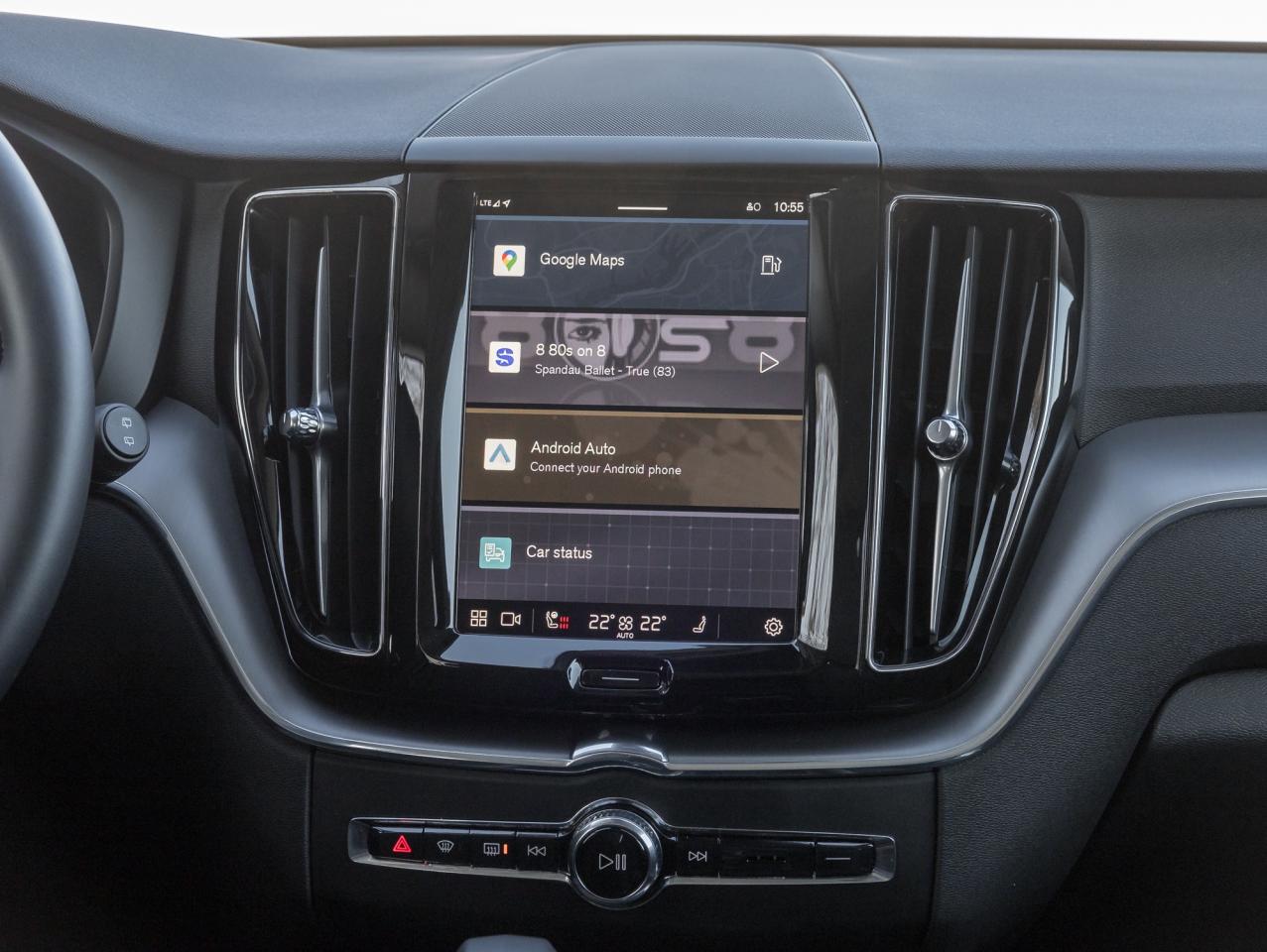 2025 Volvo XC60 B5 AWD Core Dark Theme 19" ALLOY WHEELS  VOLVO CPO Photo