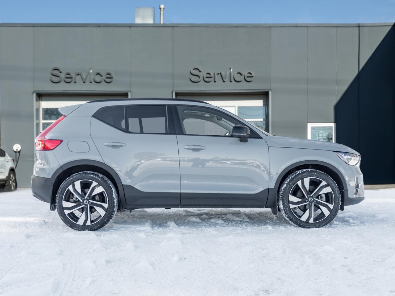 2025 Volvo XC40 B5 AWD Plus Dark Theme  20" ALLOY WHEELS  CPO Photo4