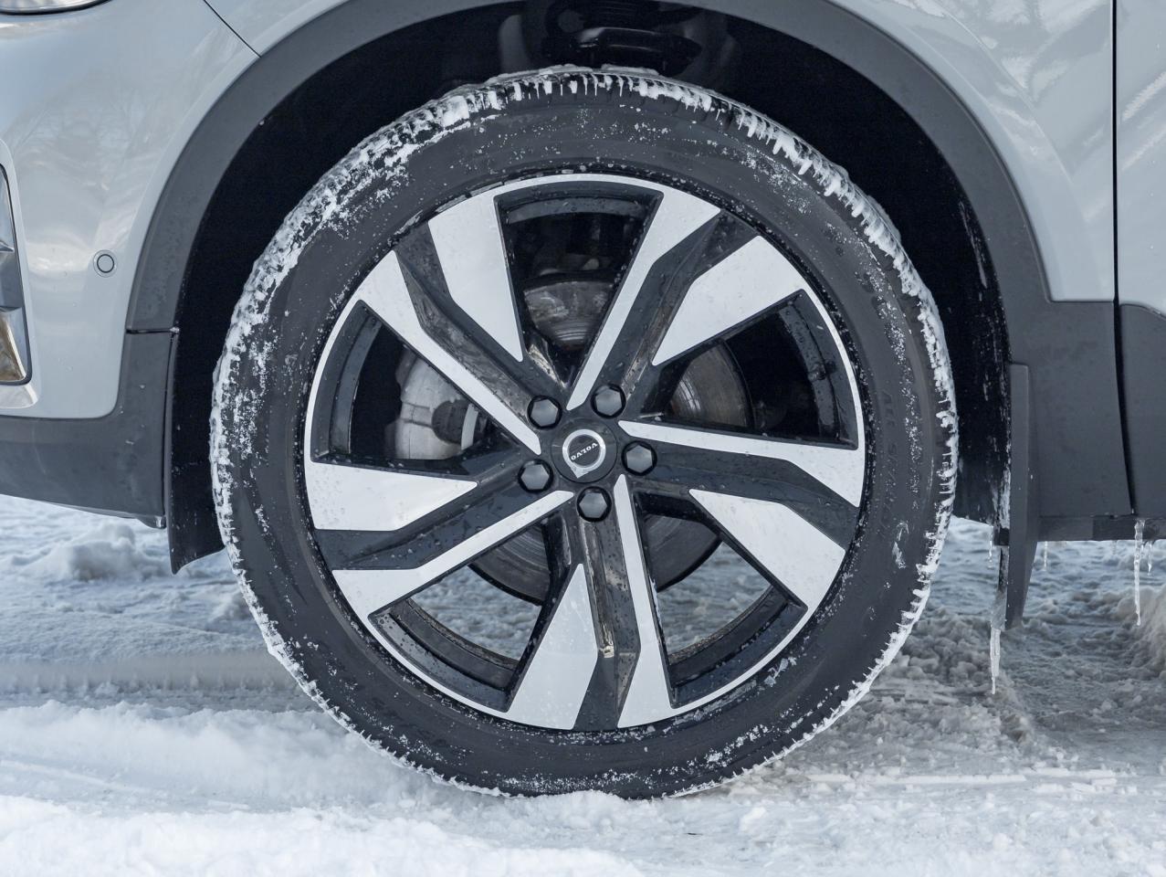 2025 Volvo XC40 B5 AWD Plus Dark Theme  20" ALLOY WHEELS  CPO Photo3