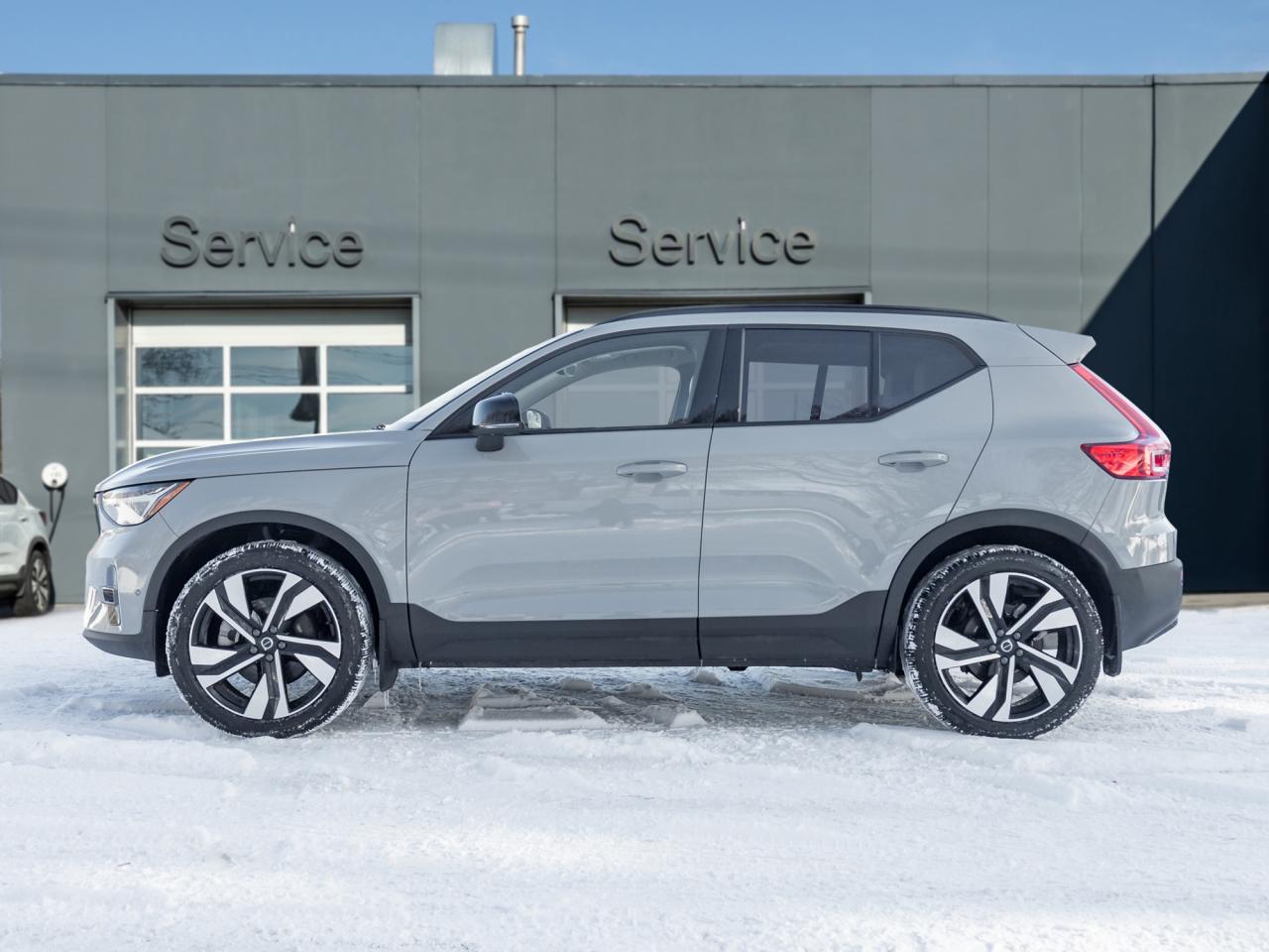 2025 Volvo XC40 B5 AWD Plus Dark Theme  20" ALLOY WHEELS  CPO Photo2