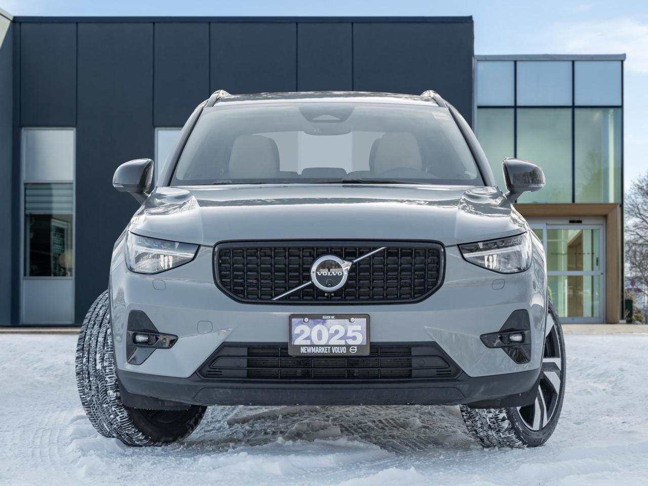 2025 Volvo XC40 B5 AWD Plus Dark Theme  20" ALLOY WHEELS  CPO Photo