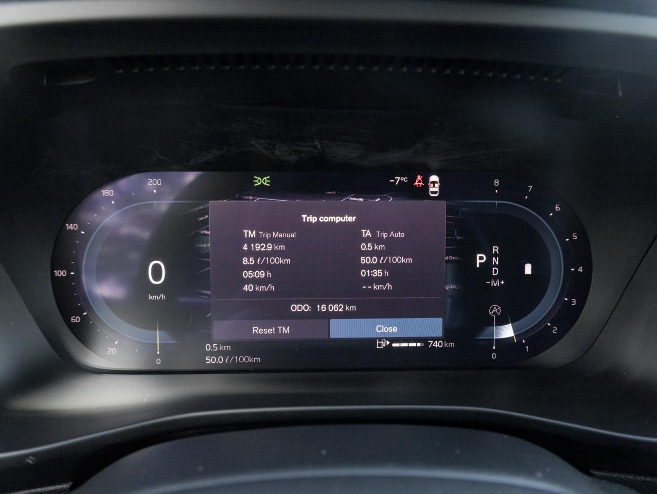 2025 Volvo XC40 B5 AWD Plus Dark Theme  20" ALLOY WHEELS  CPO Photo