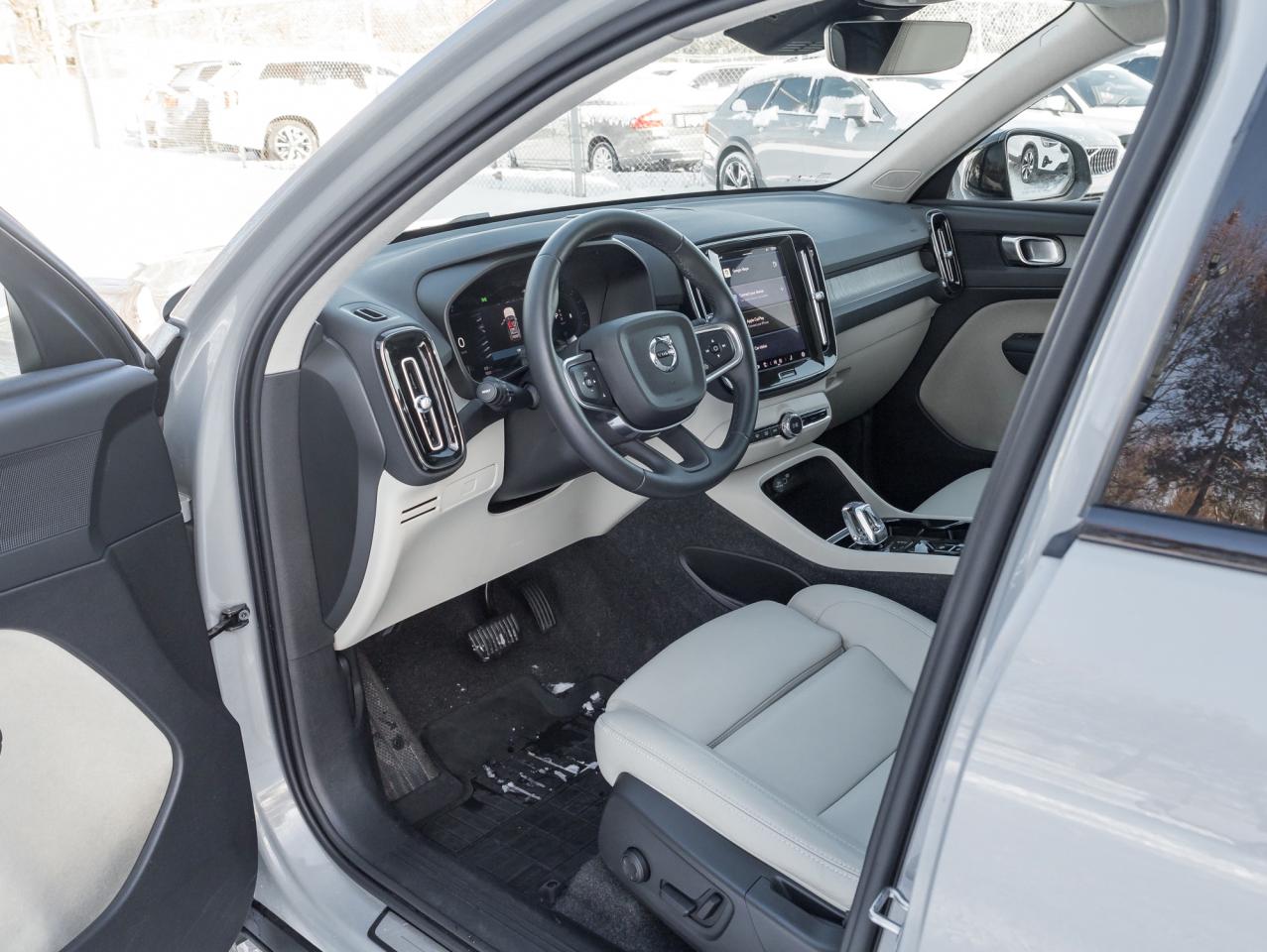 2025 Volvo XC40 B5 AWD Plus Dark Theme  20" ALLOY WHEELS  CPO Photo