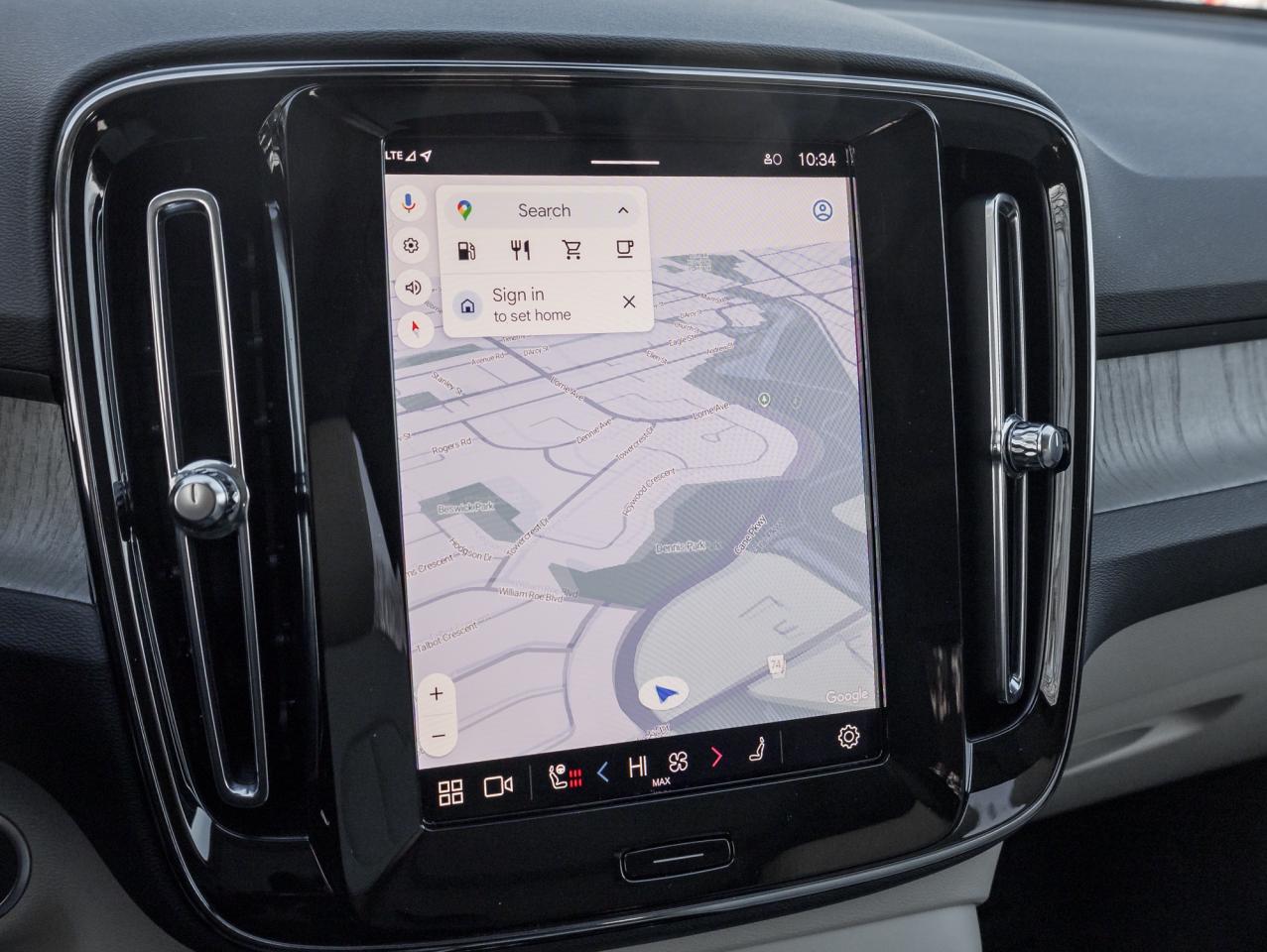 2025 Volvo XC40 B5 AWD Plus Dark Theme  20" ALLOY WHEELS  CPO Photo