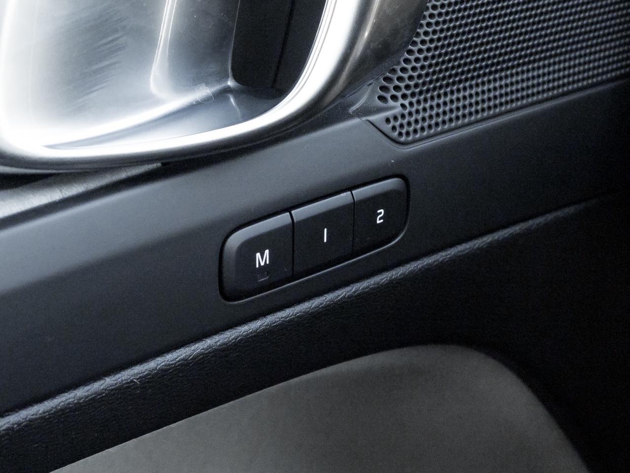 2025 Volvo XC40 B5 AWD Plus Dark Theme  20" ALLOY WHEELS  CPO Photo