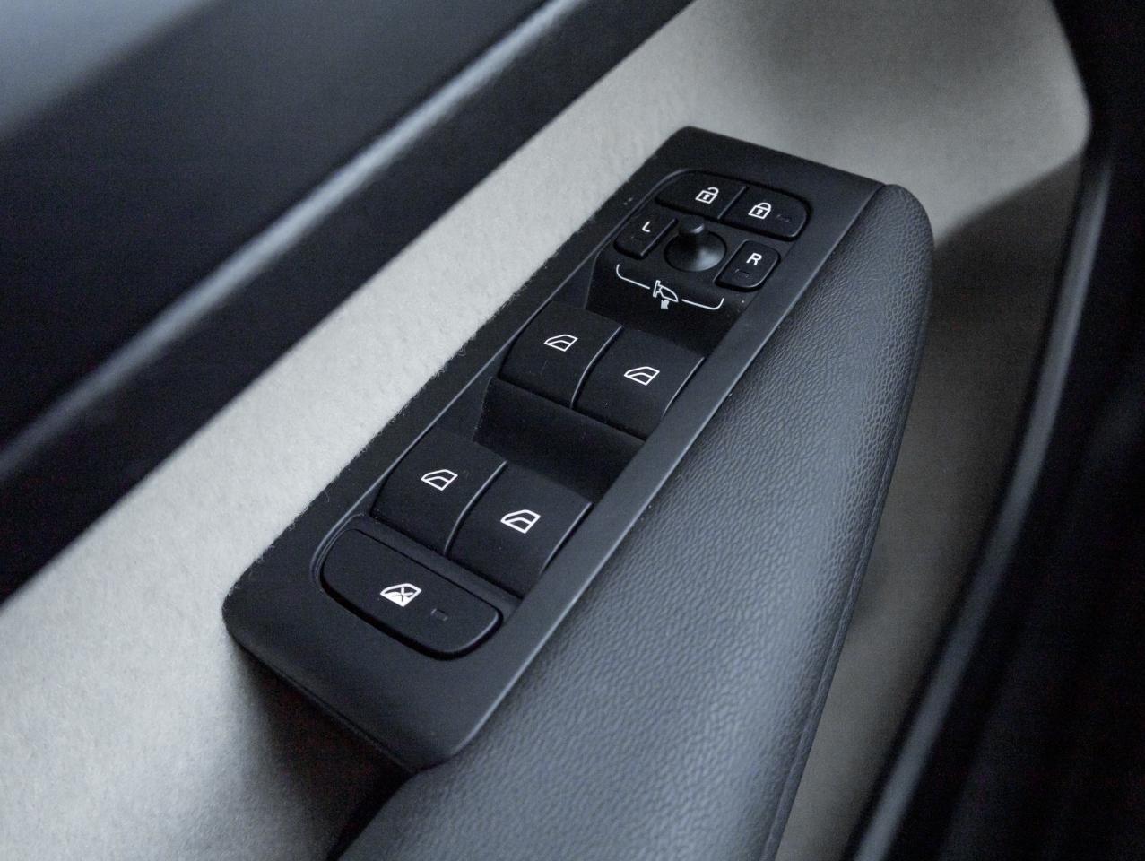 2025 Volvo XC40 B5 AWD Plus Dark Theme  20" ALLOY WHEELS  CPO Photo