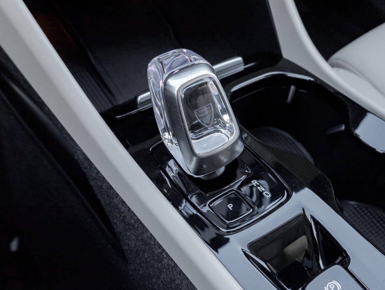 2025 Volvo XC40 B5 AWD Plus Dark Theme  20" ALLOY WHEELS  CPO Photo