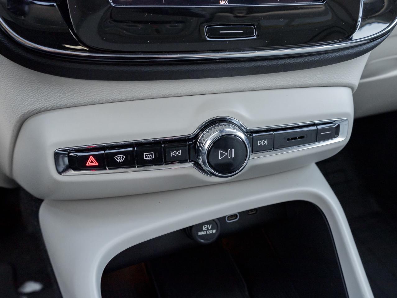 2025 Volvo XC40 B5 AWD Plus Dark Theme  20" ALLOY WHEELS  CPO Photo