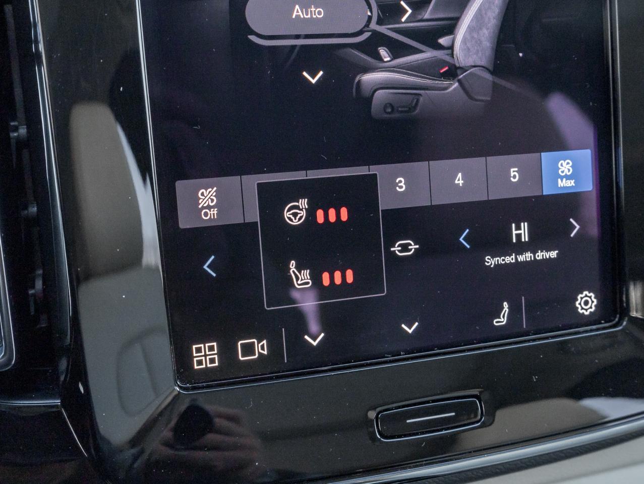 2025 Volvo XC40 B5 AWD Plus Dark Theme  20" ALLOY WHEELS  CPO Photo