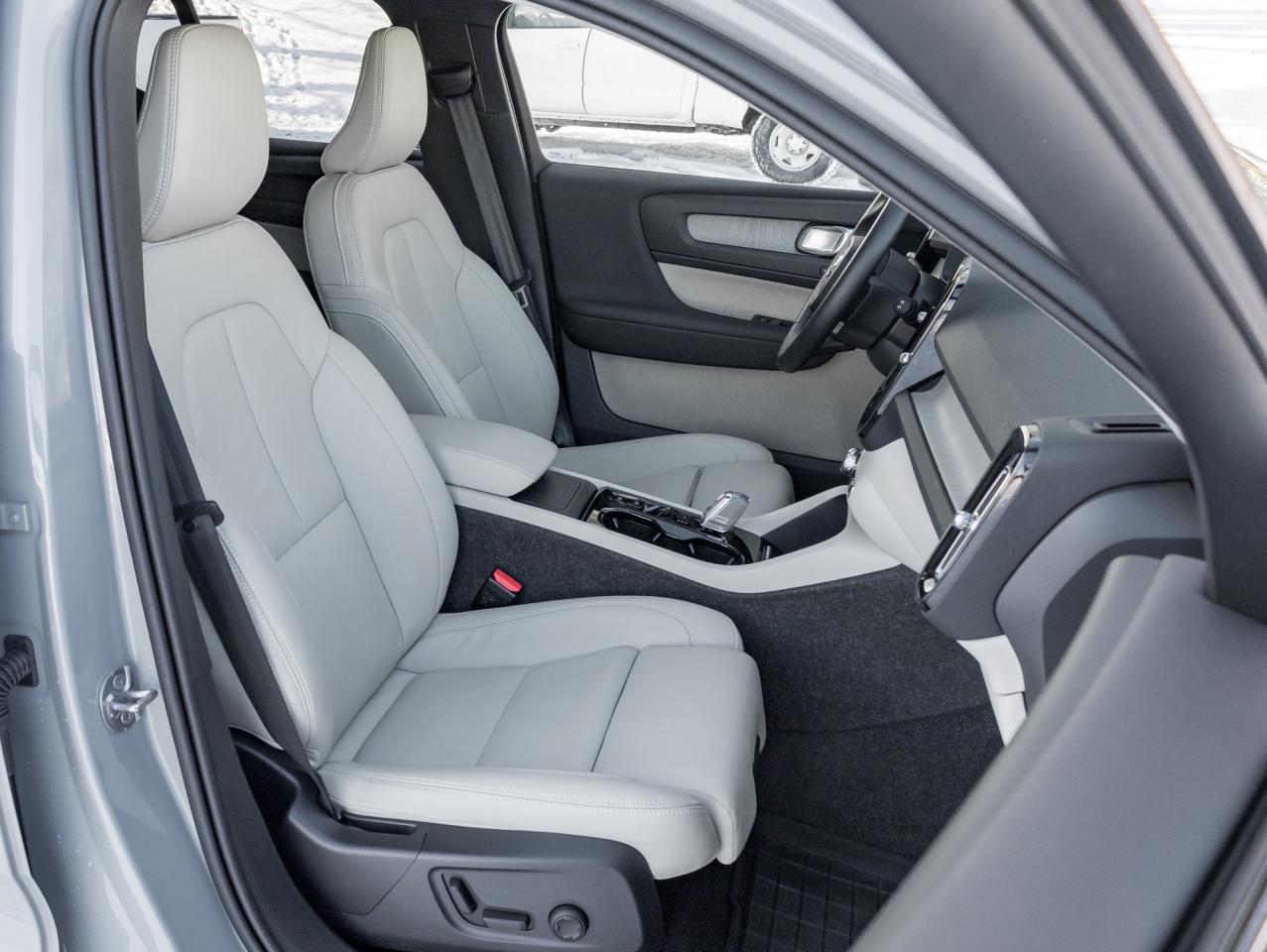 2025 Volvo XC40 B5 AWD Plus Dark Theme  20" ALLOY WHEELS  CPO Photo