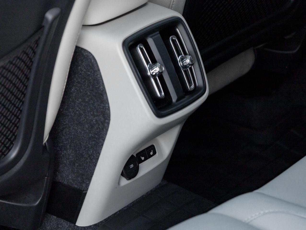 2025 Volvo XC40 B5 AWD Plus Dark Theme  20" ALLOY WHEELS  CPO Photo