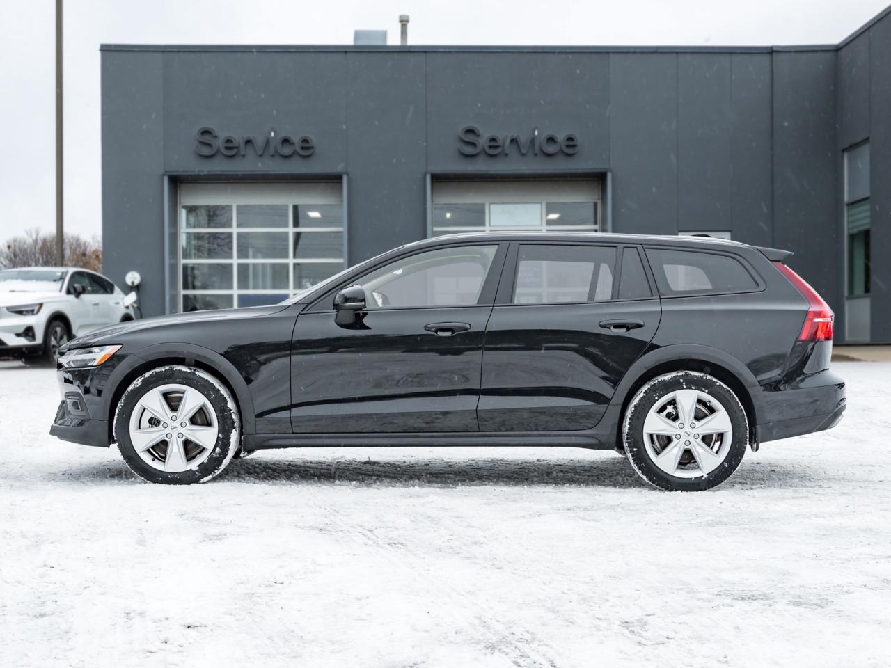 2025 Volvo V60 Cross Country B5 AWD Core  LOW KM  NEARLY NEW  VOLVO CPO Photo