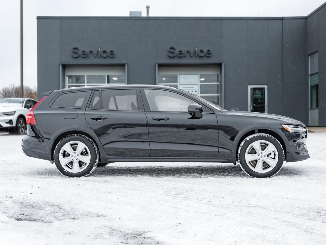 2025 Volvo V60 Cross Country B5 AWD Core  LOW KM  NEARLY NEW  VOLVO CPO Photo4