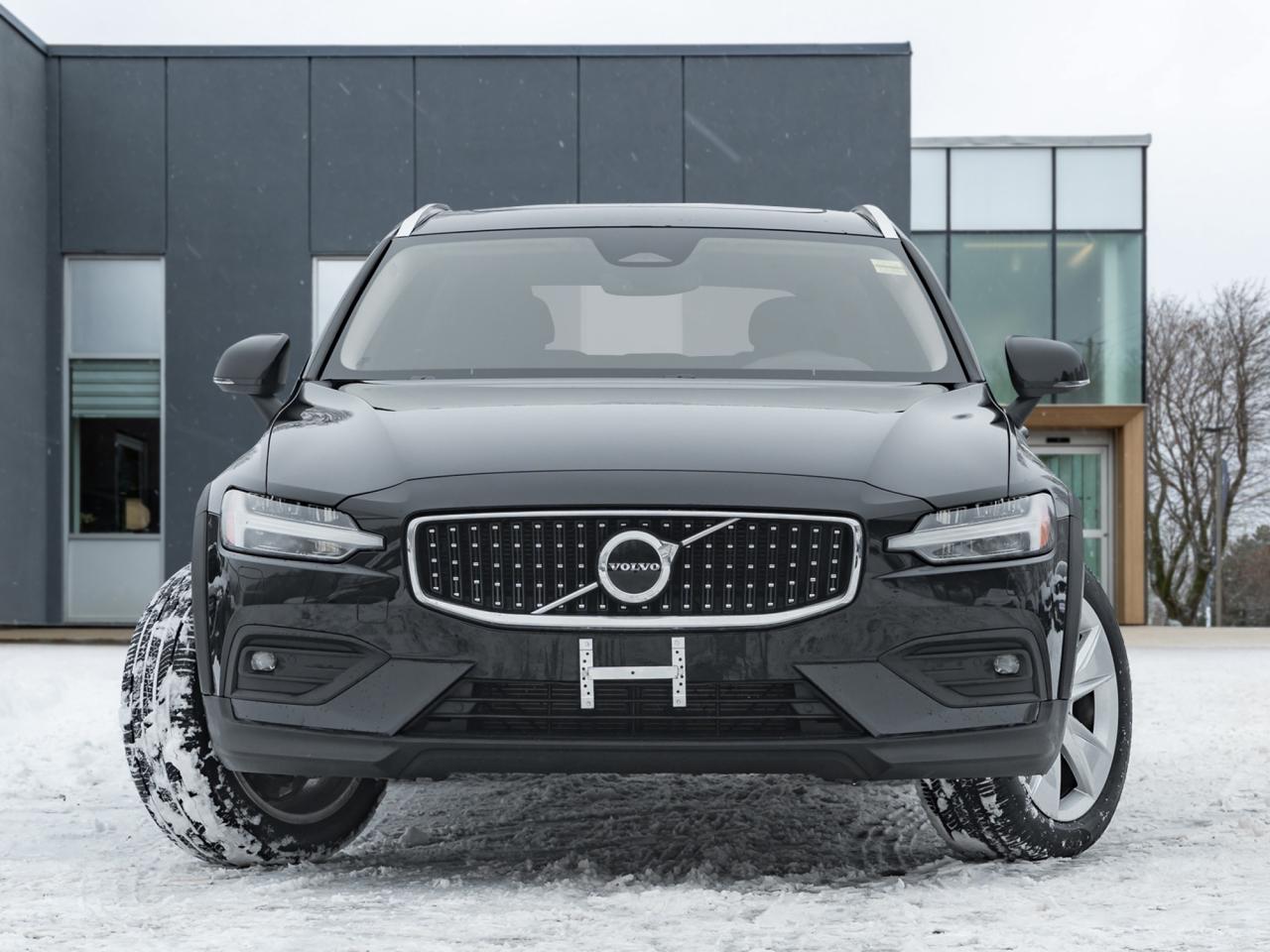 2025 Volvo V60 Cross Country B5 AWD Core  LOW KM  NEARLY NEW  VOLVO CPO Photo