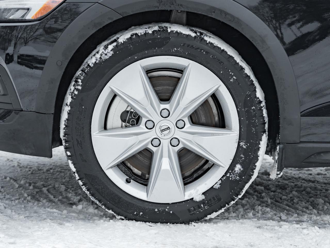 2025 Volvo V60 Cross Country B5 AWD Core  LOW KM  NEARLY NEW  VOLVO CPO Photo3