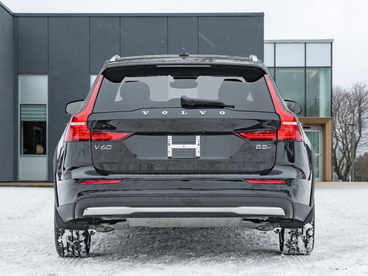 2025 Volvo V60 Cross Country B5 AWD Core  LOW KM  NEARLY NEW  VOLVO CPO Photo