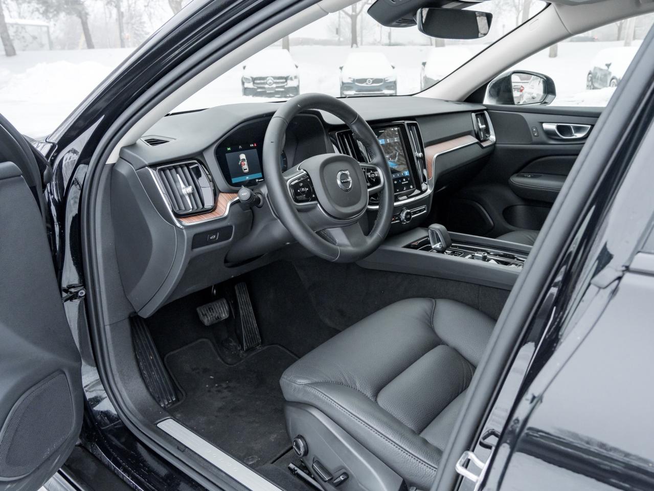 2025 Volvo V60 Cross Country B5 AWD Core  LOW KM  NEARLY NEW  VOLVO CPO Photo