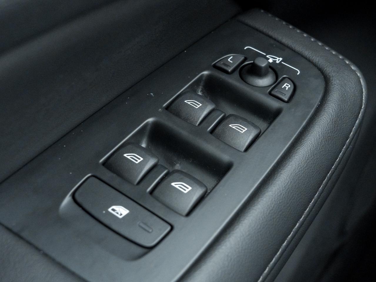 2025 Volvo V60 Cross Country B5 AWD Core  LOW KM  NEARLY NEW  VOLVO CPO Photo