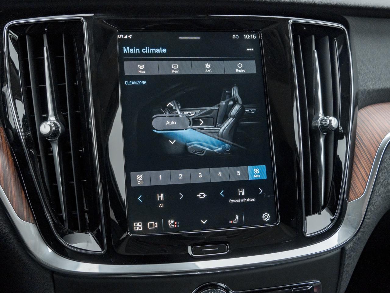 2025 Volvo V60 Cross Country B5 AWD Core  LOW KM  NEARLY NEW  VOLVO CPO Photo