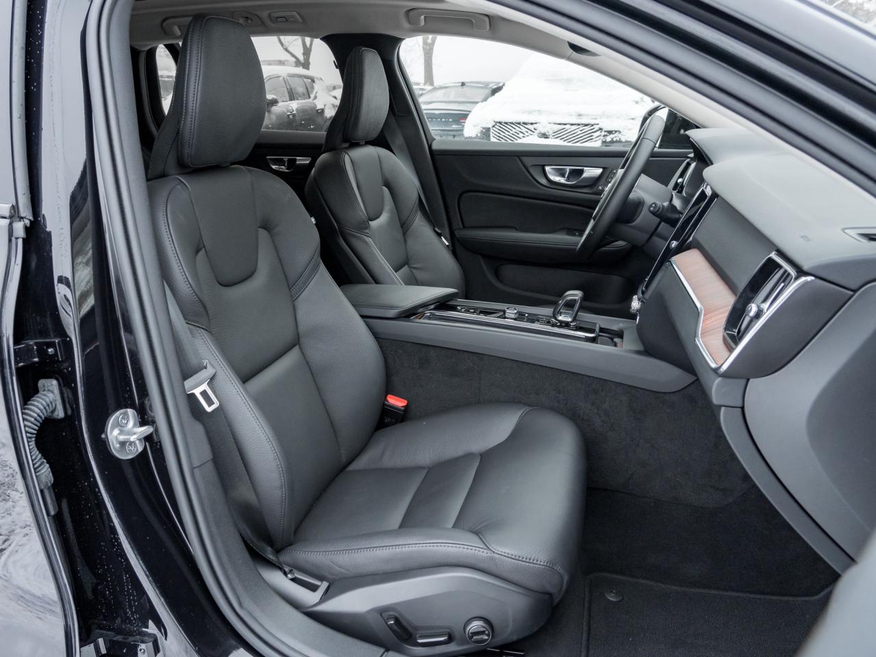 2025 Volvo V60 Cross Country B5 AWD Core  LOW KM  NEARLY NEW  VOLVO CPO Photo