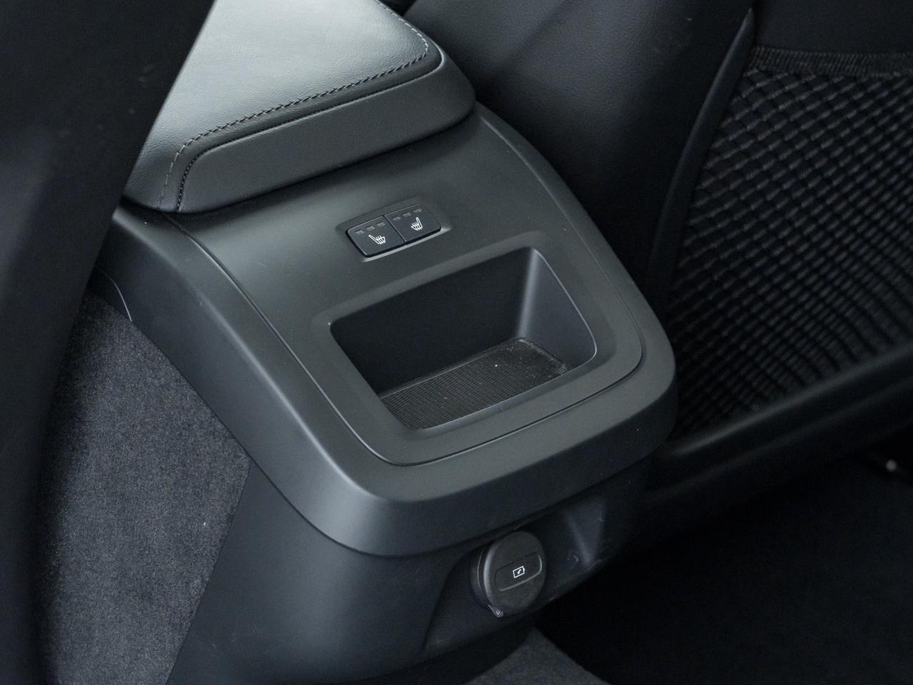 2025 Volvo V60 Cross Country B5 AWD Core  LOW KM  NEARLY NEW  VOLVO CPO Photo