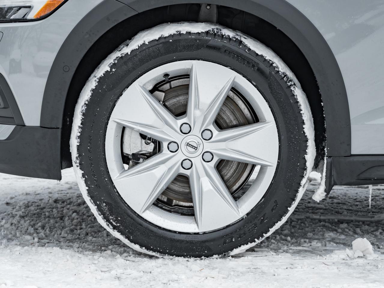 2025 Volvo V60 Cross Country B5 AWD Core  18" ALLOY WHEELS  STATION WAGON  CPO Photo