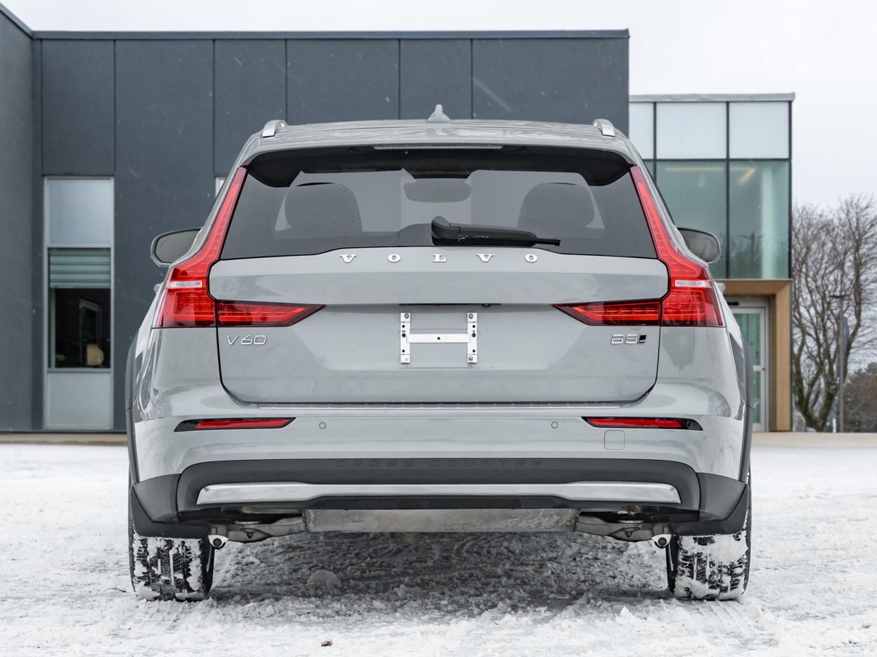 2025 Volvo V60 Cross Country B5 AWD Core  18" ALLOY WHEELS  STATION WAGON  CPO Photo