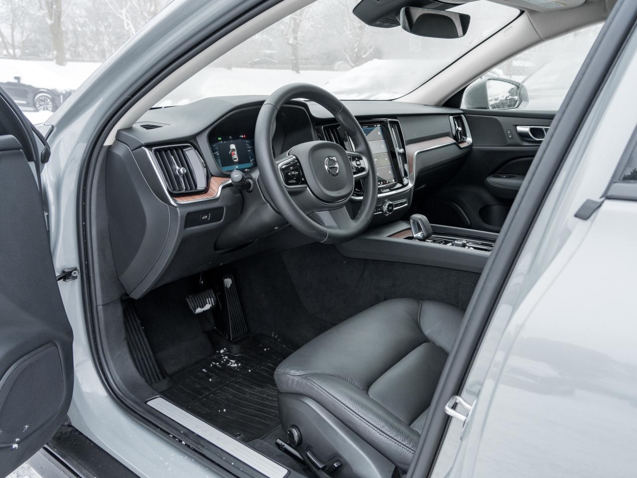 2025 Volvo V60 Cross Country B5 AWD Core  18" ALLOY WHEELS  STATION WAGON  CPO Photo