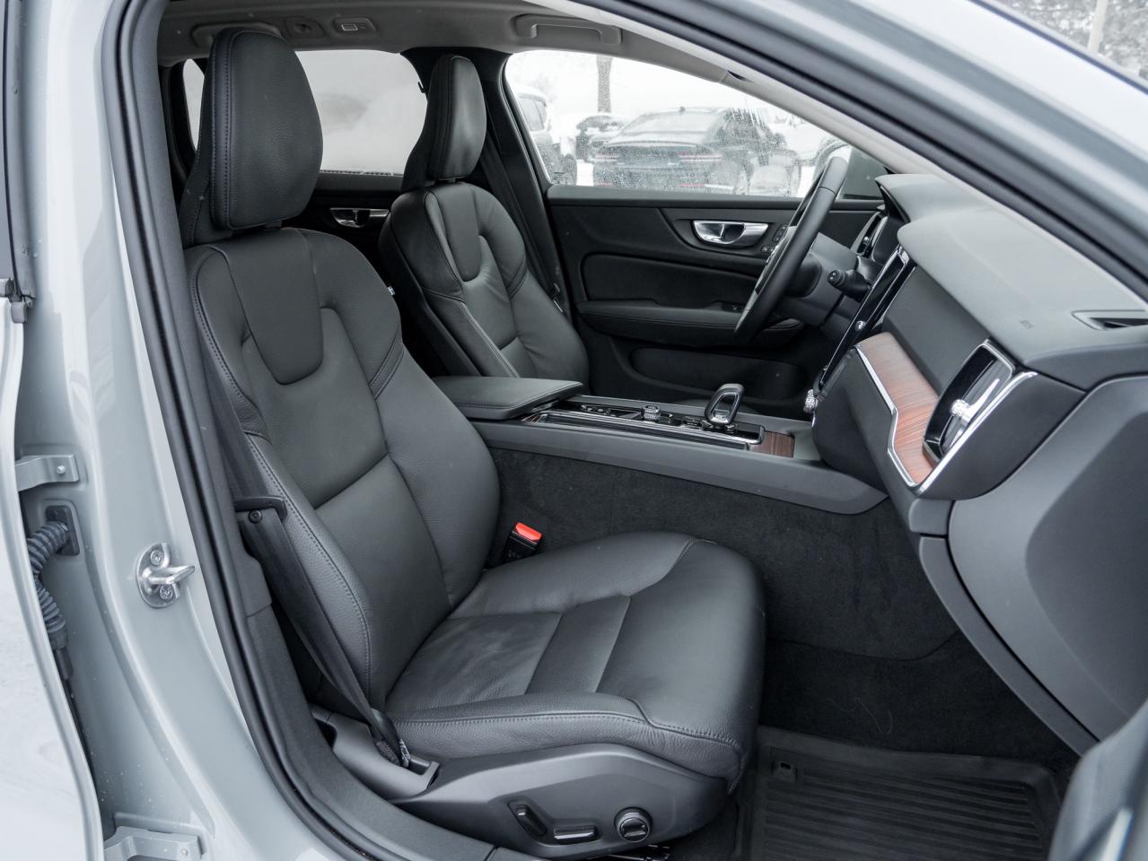 2025 Volvo V60 Cross Country B5 AWD Core  18" ALLOY WHEELS  STATION WAGON  CPO Photo