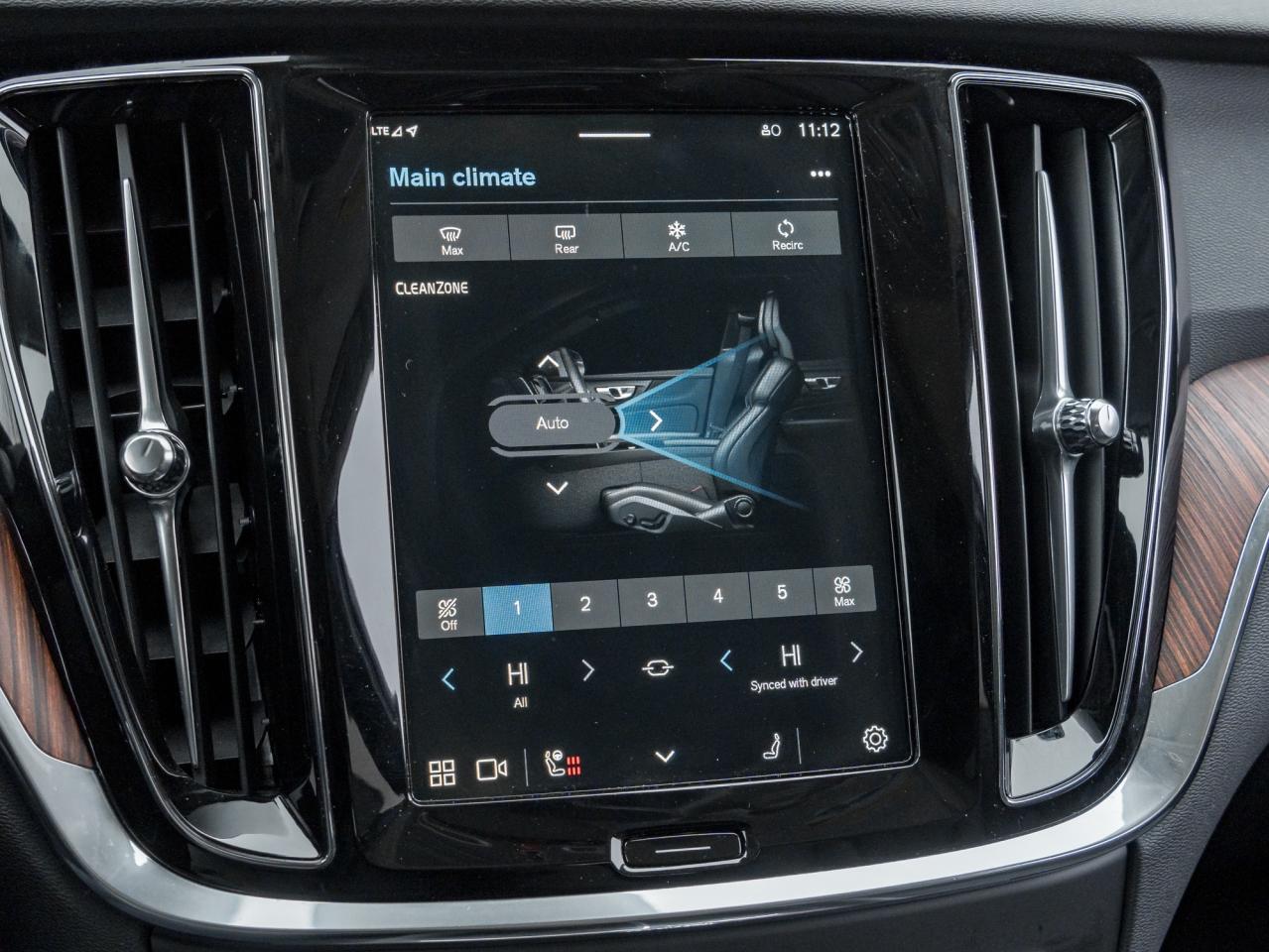 2025 Volvo V60 Cross Country B5 AWD Core  18" ALLOY WHEELS  STATION WAGON  CPO Photo