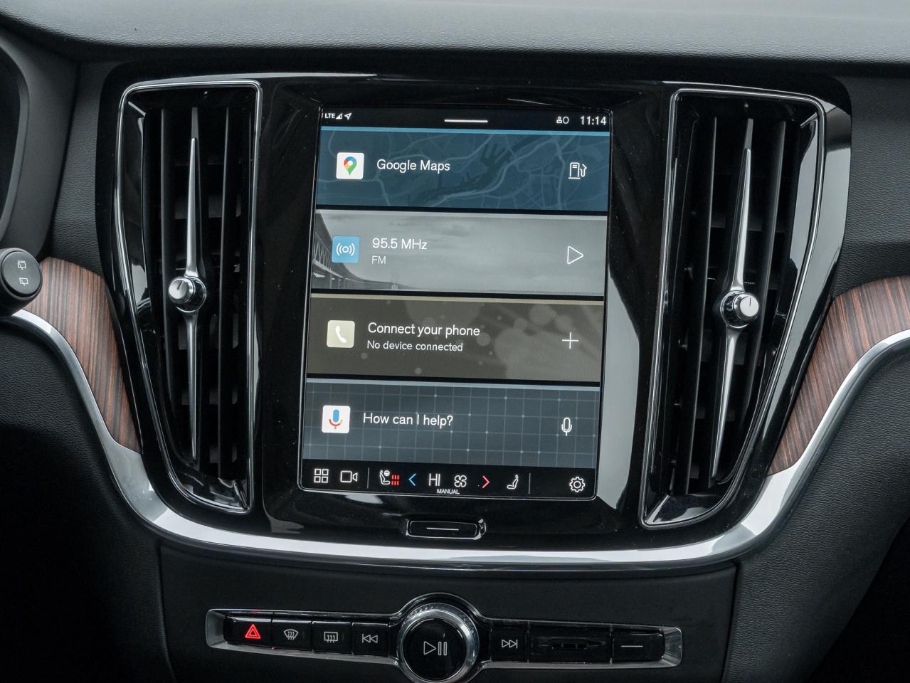 2025 Volvo V60 Cross Country B5 AWD Core  18" ALLOY WHEELS  STATION WAGON  CPO Photo