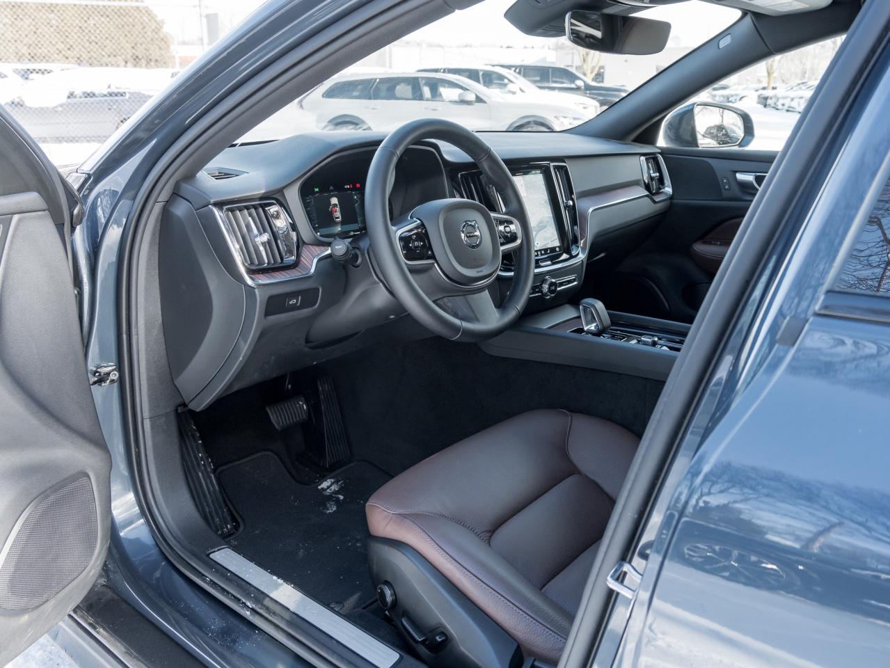 2025 Volvo V60 Cross Country B5 AWD Plus  CPO RATE fr 3.49%*  STATION WAGON Photo