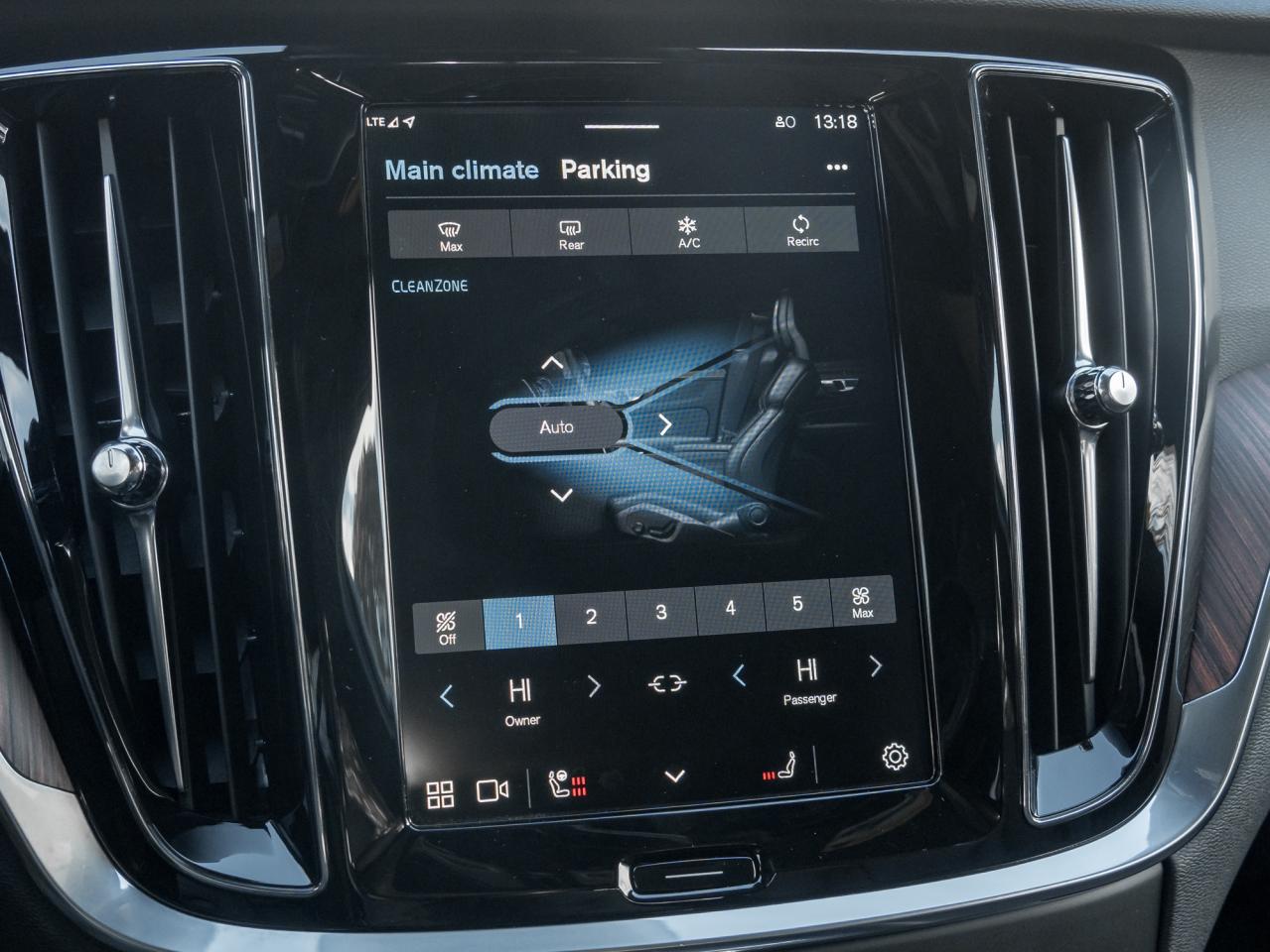 2025 Volvo V60 Cross Country B5 AWD Plus  CPO RATE fr 3.49%*  STATION WAGON Photo