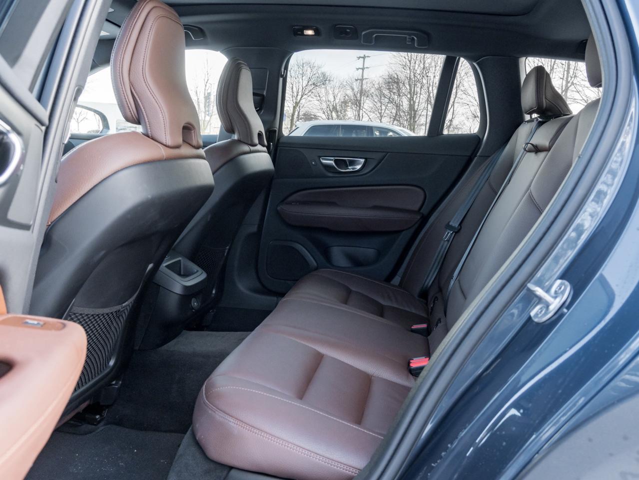 2025 Volvo V60 Cross Country B5 AWD Plus  CPO RATE fr 3.49%*  STATION WAGON Photo