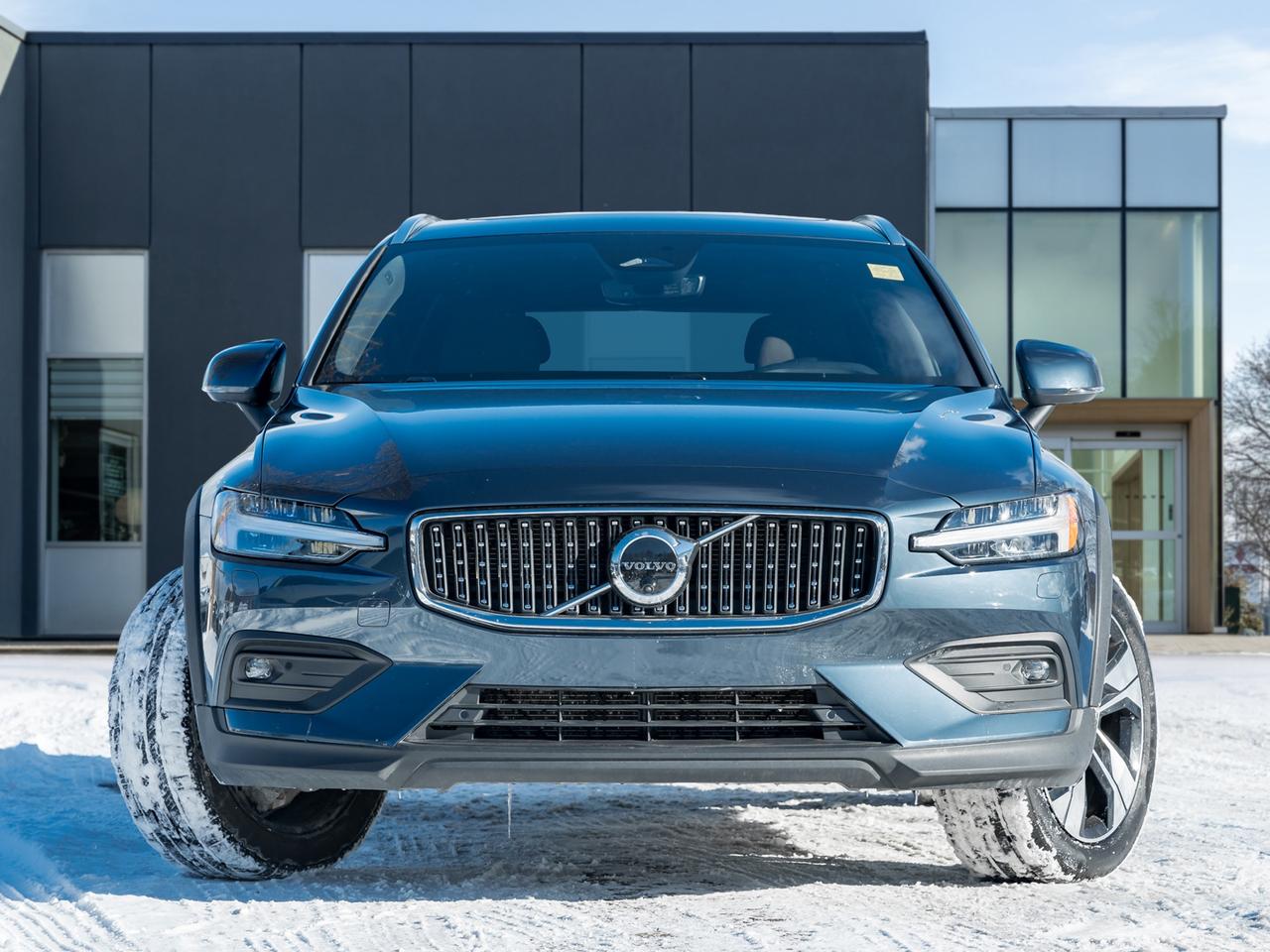 2025 Volvo V60 Cross Country B5 AWD Plus  CPO RATE fr 3.49%*  STATION WAGON Photo