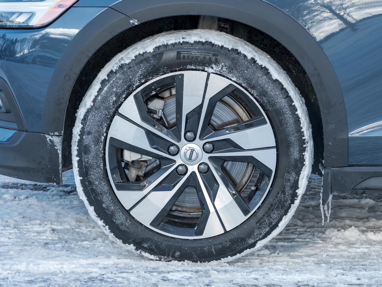 2025 Volvo V60 Cross Country B5 AWD Plus  CPO RATE fr 3.49%*  STATION WAGON Photo