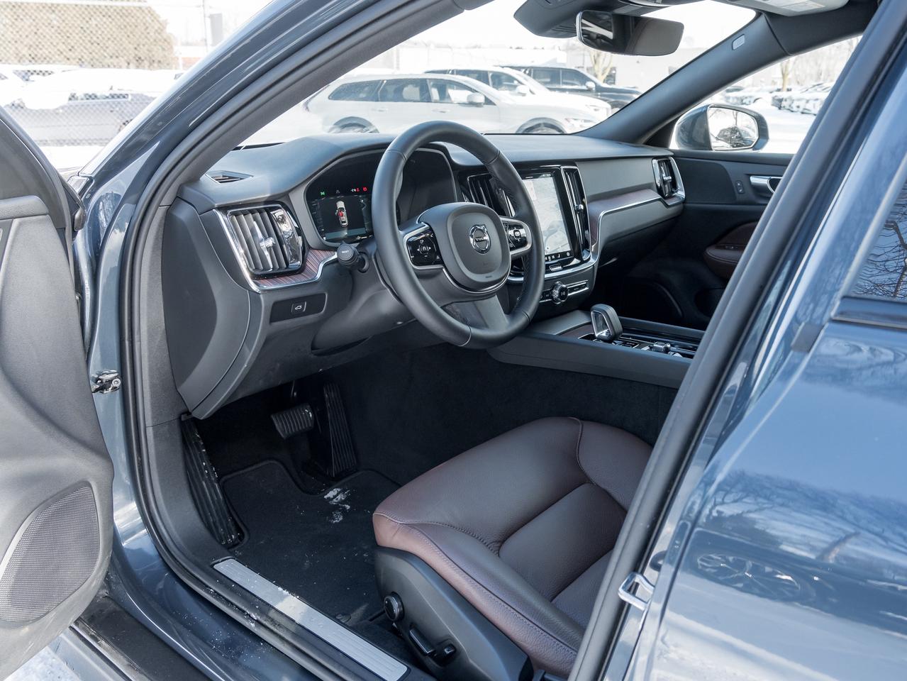 2025 Volvo V60 Cross Country B5 AWD Plus  CPO RATE fr 3.49%*  STATION WAGON Photo