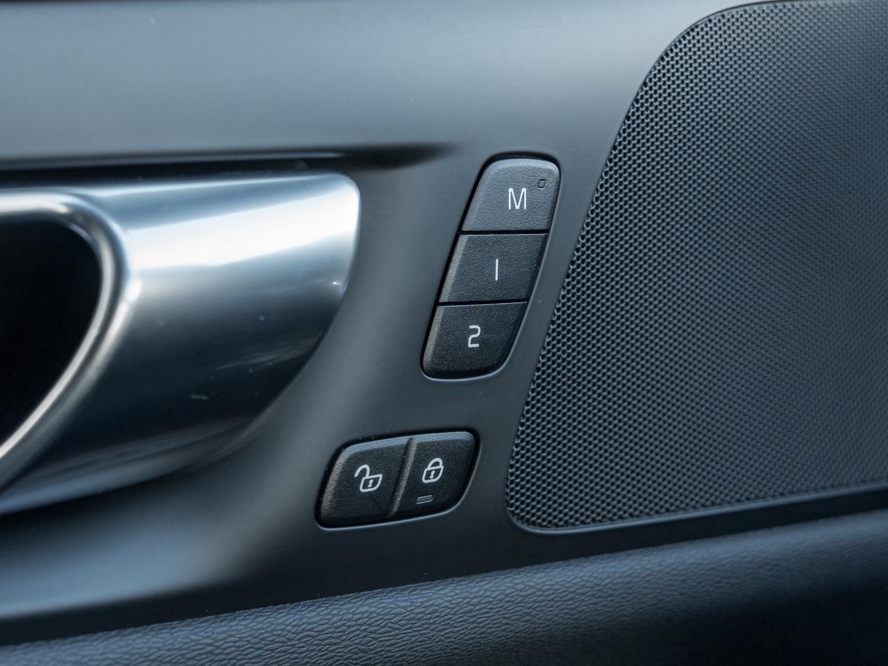 2025 Volvo V60 Cross Country B5 AWD Plus  CPO RATE fr 3.49%*  STATION WAGON Photo